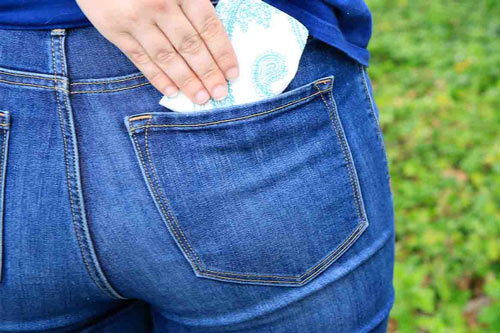 Un fazzoletto di carta nella tasca posteriore