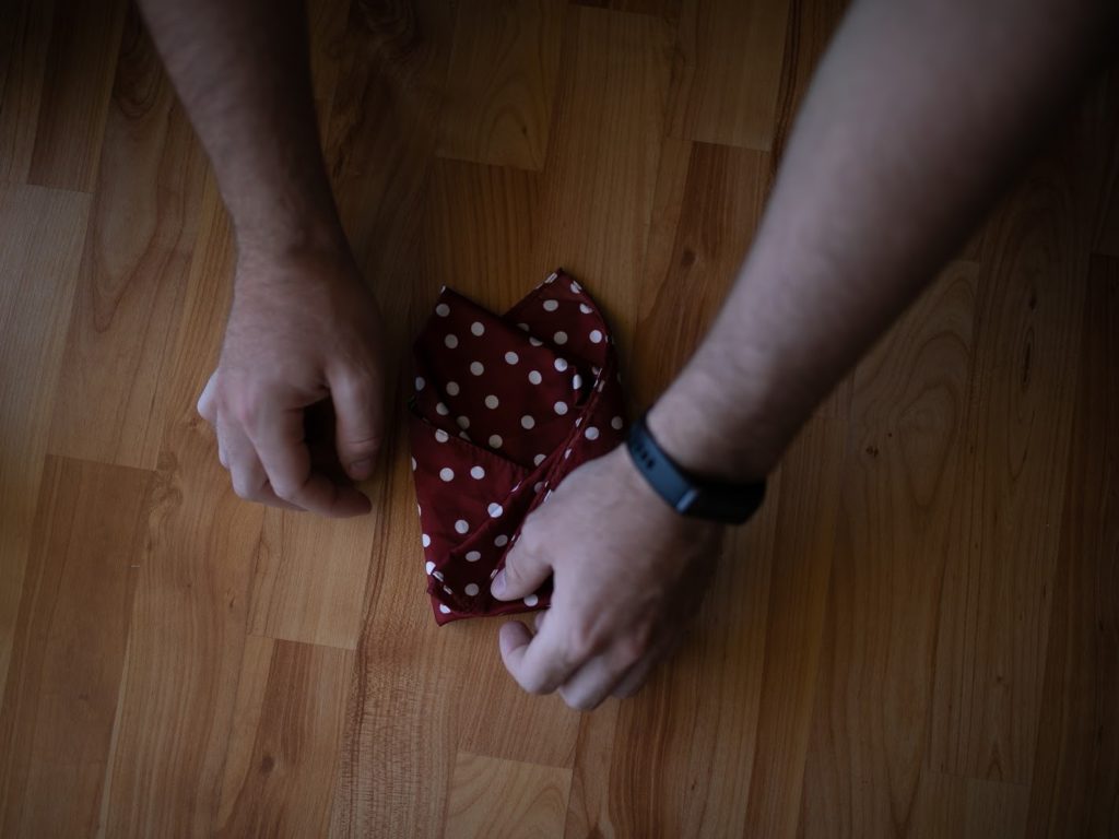 HankyBook - Wie man ein Taschentuch für eine Anzugtasche faltet (7 Methoden + Fotos) - doublecorner4 1