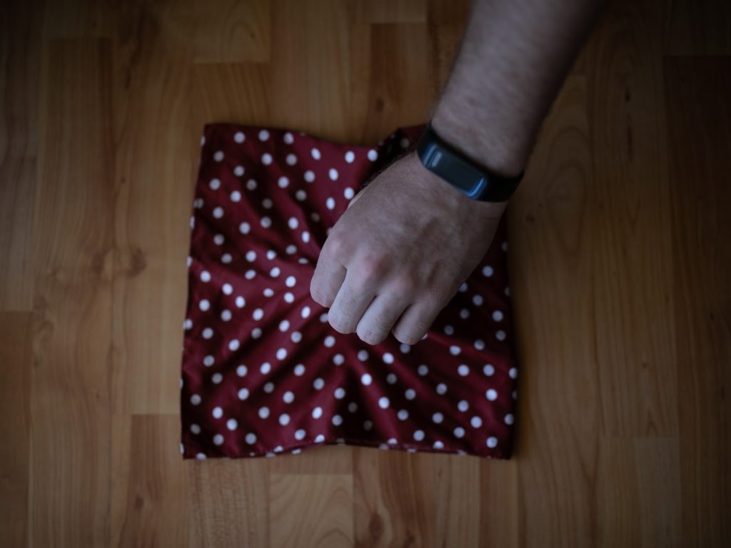 HankyBook - Wie man ein Taschentuch für eine Anzugtasche faltet (7 Methoden + Fotos) - puff1